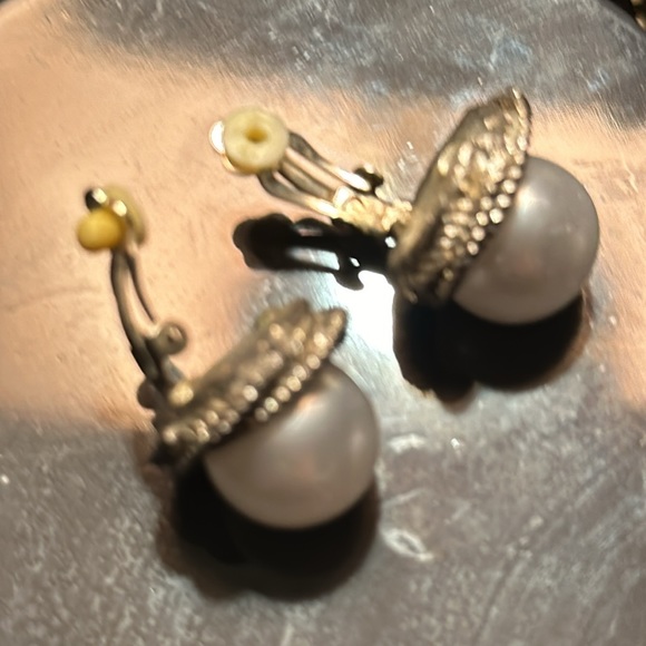 Clip on  large white pearl earrings silver frames vintage - Picture 7 of 7